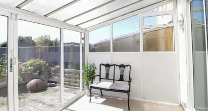 6 Newbridge Gardens