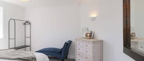 4 quartos, individualmente decorados, individualmente mobiliados