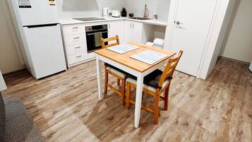 Microondas, horno y placa de cocina