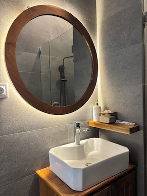 Dusche, kostenlose Toilettenartikel, Handtücher, Seife