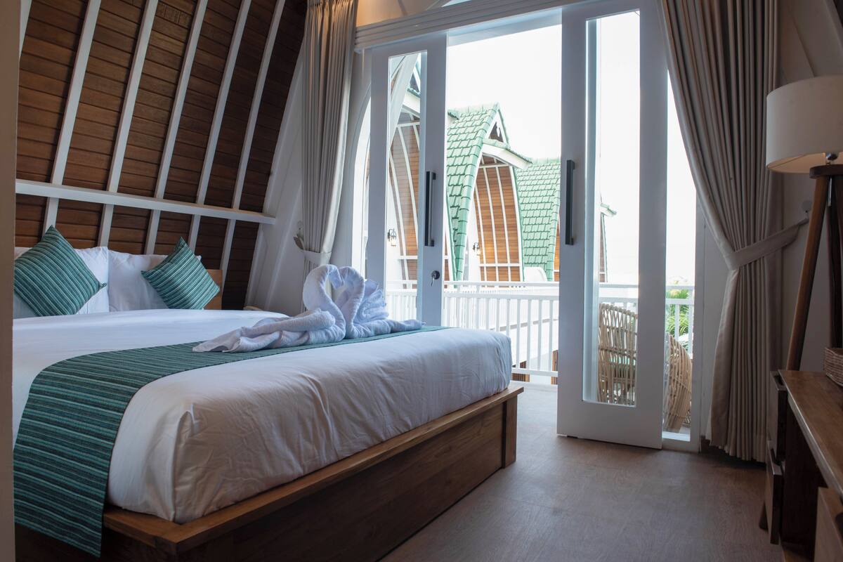 Deluxe Room, 1 King Bed, Balcony, Garden View | Free WiFi