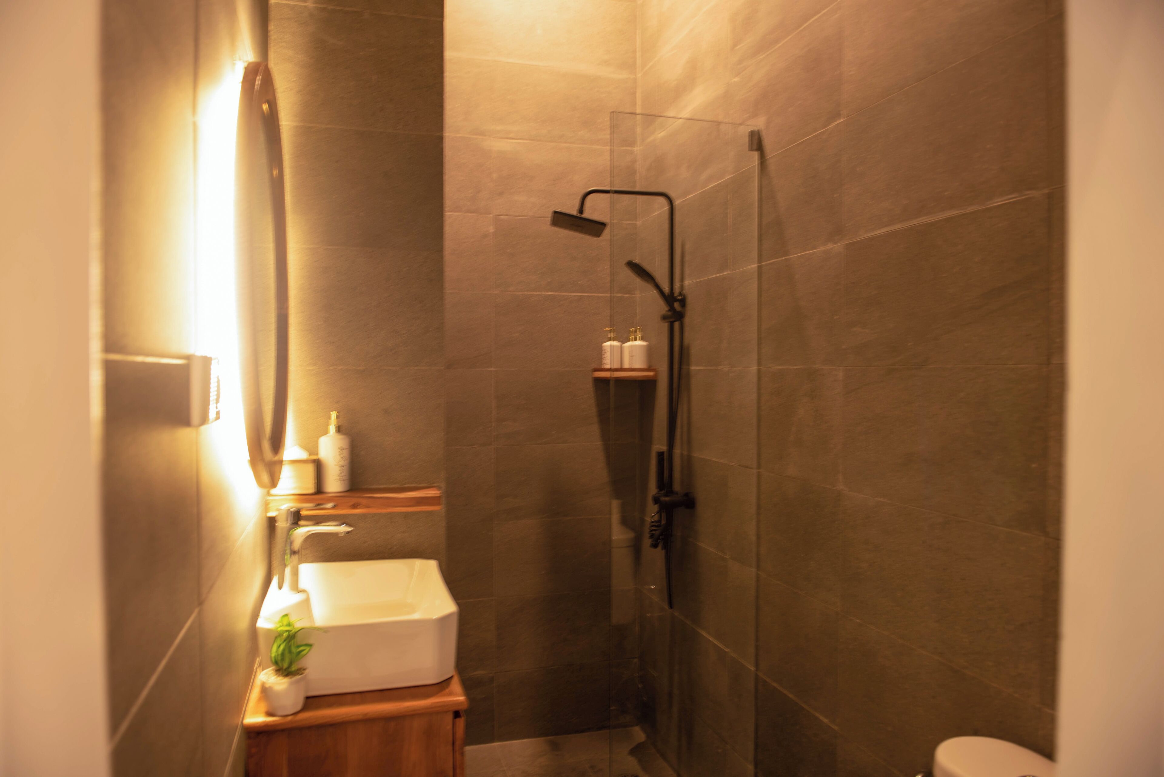 Tweepersoonskamer, 1 kingsize bed, uitzicht op zwembad | Badkamer | Een douche, een regendouche, gratis toiletartikelen, handdoeken