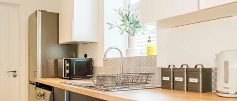 Kjøleskap, mikrobølgeovn, ovn og oppvaskmaskin