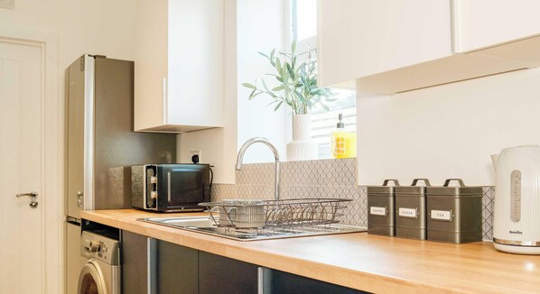 Refrigerador, microondas, horno y cafetera y tetera 