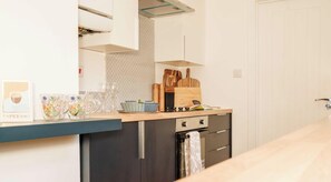 Refrigerador, microondas, horno y cafetera y tetera 