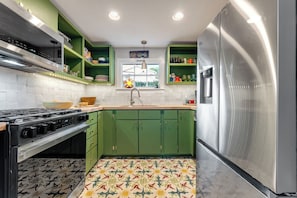 Réfrigérateur, four à micro-ondes, surface de cuisson, lave-vaisselle