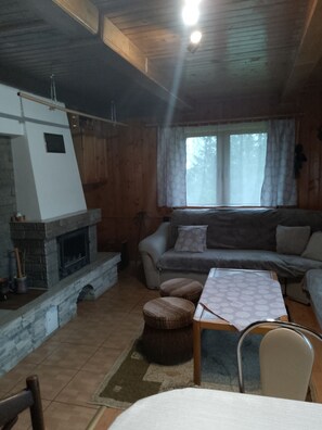 Télévision LED, lecteur de DVD, livres, chauffage par le sol