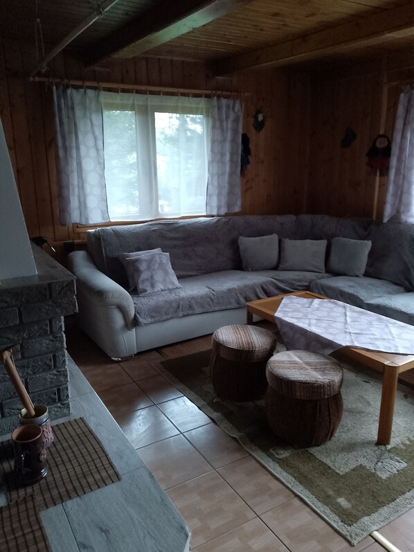 Televisión LED, reproductor de DVD, libros y piso con calefacción 