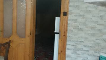 30-centimeters LED-tv med satellitkanaler, dvd-afspiller, gulvvarme