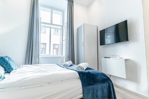 1 bedroom, iron/ironing board, WiFi, bed sheets - Peaceful Room Near Westbahnhof | Ensuite & WiFi (Vienna)