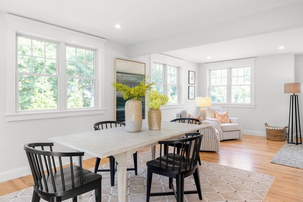 Dining - 4-bedroom house in Tisbury for a relaxing getaway - newly renovated (Tisbury)