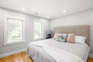 4 bedrooms, iron/ironing board, WiFi, bed sheets