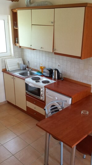 Villa familiar, 2 habitaciones, alberca privada, vista al jardín | Cocina privada | Horno, parrilla de estufa y utensilios de cocina