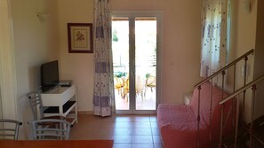 Vila família, 2 quartos, piscina particular, vista para o jardim | Área de estar
