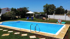 5 piscinas al aire libre, sombrillas, sillones reclinables de piscina