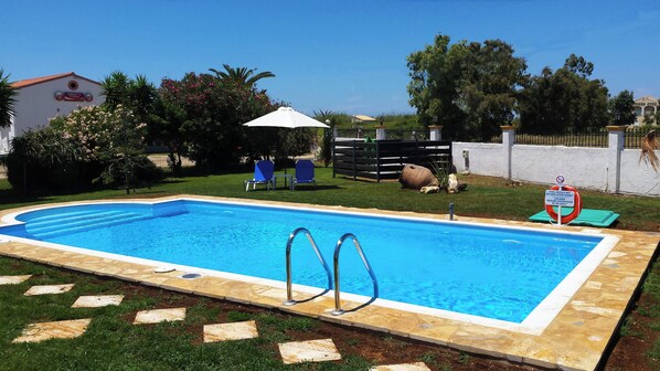 5 albercas al aire libre, sombrillas en la alberca y camastros