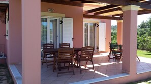 Villa familiar, 2 habitaciones, alberca privada, vista al jardín | Terraza o patio