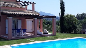 Vila família, 2 quartos, piscina particular, vista para o jardim | Terraço/pátio