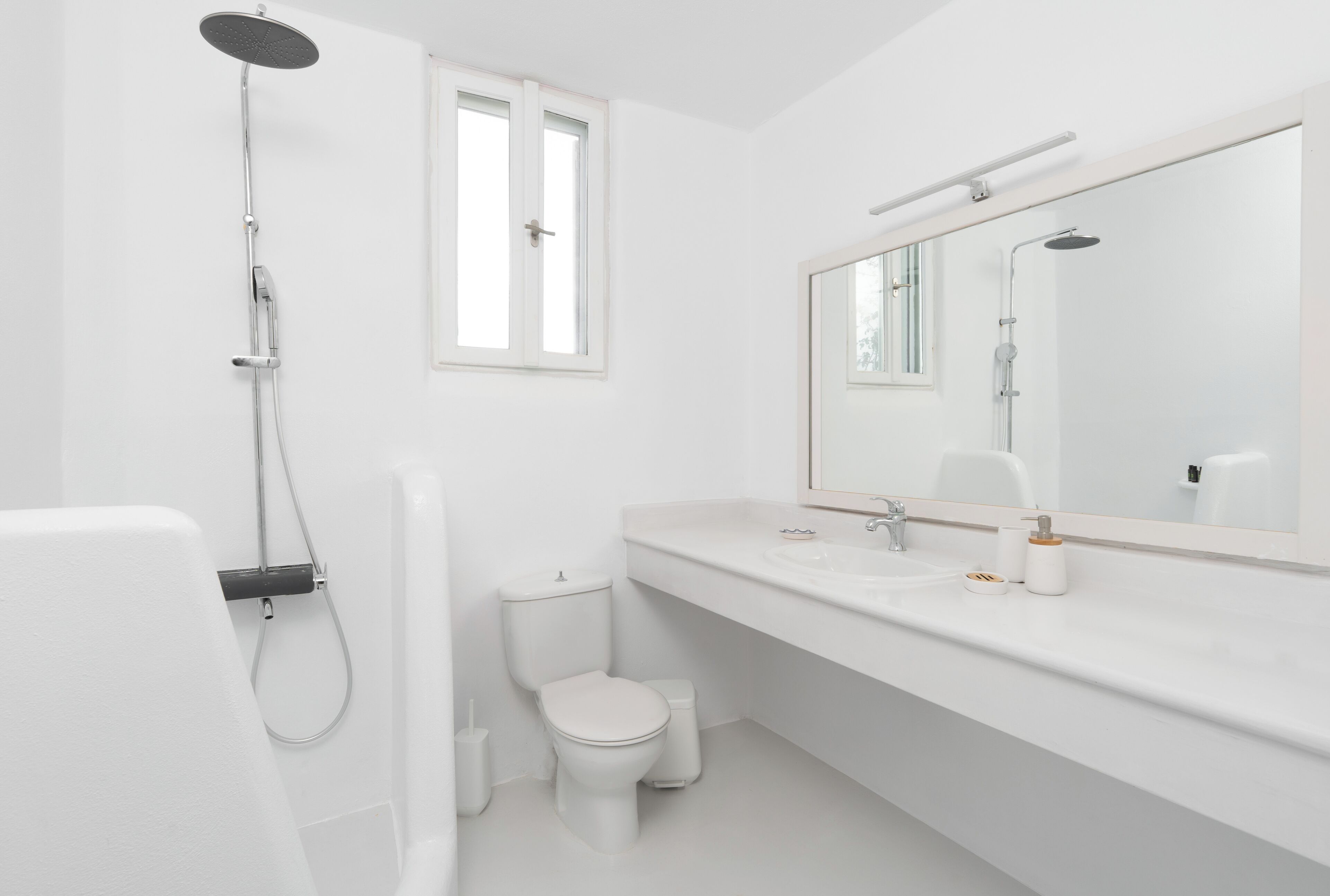 Un baño moderno con inodoro, bidé y ducha.