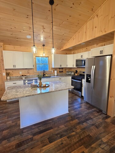Brand New Log Home 3-bedroom / 2-bath minutes from Ski and Foliage!