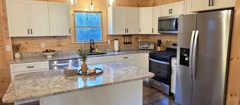 Brand New Log Home 3-bedroom / 2-bath minutes from Ski and Foliage!