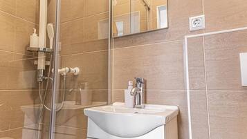 Dusche, Haartrockner, Handtücher, Seife