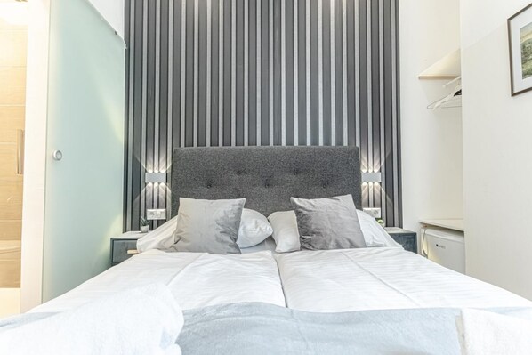 1 habitación, tabla de planchar con plancha, wifi y ropa de cama 