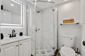 Toalhas de banho, sabonete, papel higiênico 