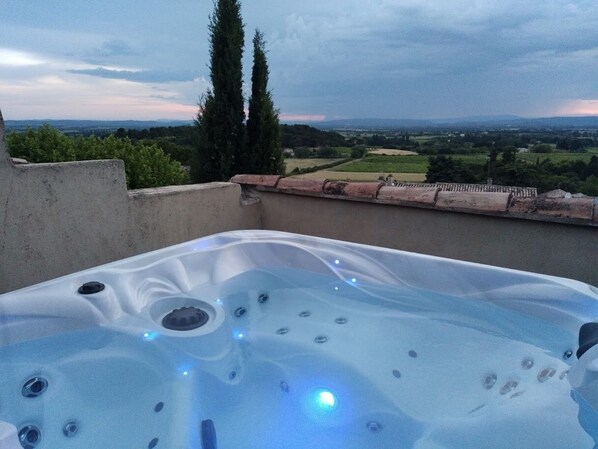 Outdoor spa tub