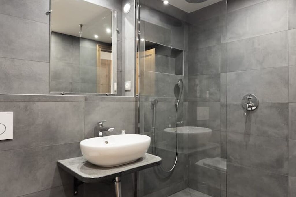 Dusche, Haartrockner, Handtücher, Seife