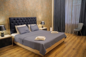 디자인 스위트 | 고급 침구, 필로우탑 침대, 객실 내 금고, 책상