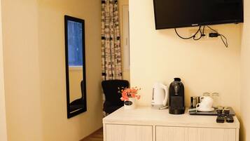 Chambre Double Économique, vue cour intérieure | Coin séjour | TV connectée de 120 cm avec chaînes par satellite, console de jeux vidéo