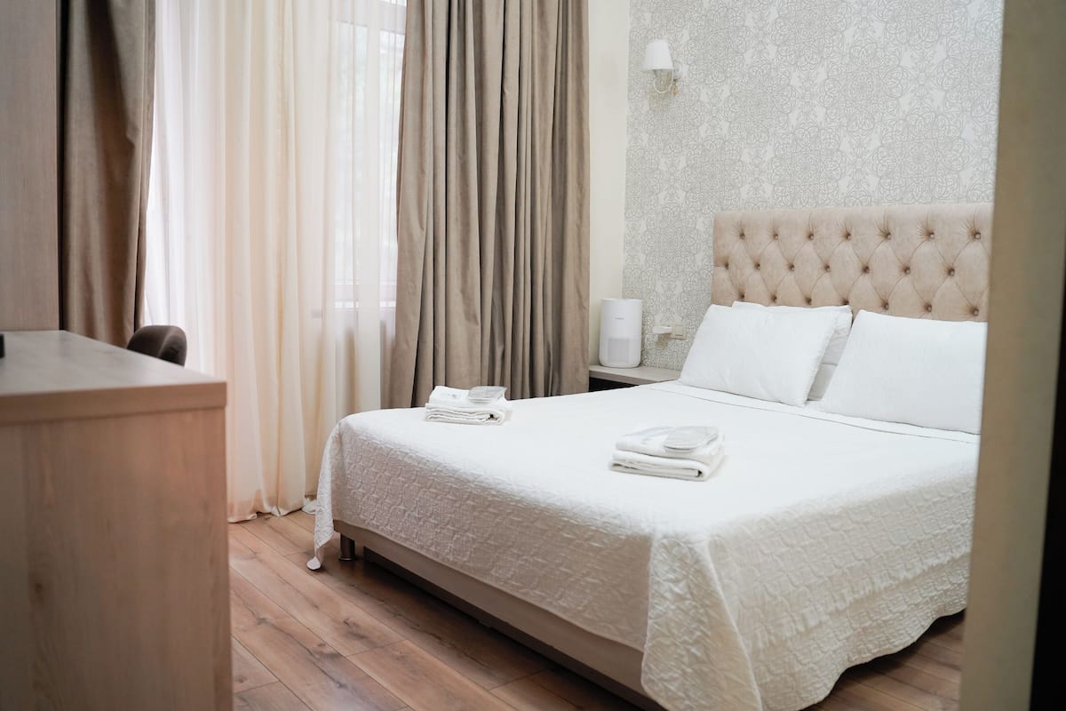 Basic Double Room, 1 King Bed, Balcony | Premium bedding, pillowtop beds, in-room safe, desk