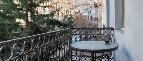 Kahden hengen perushuone, 1 suuri parisänky, parveke | Terassi/patio