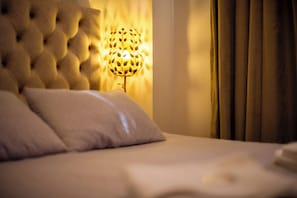 Chambre de base double, vue sur la cour intérieure | Literie de qualité, lit avec matelas à plateau-coussin, coffre-fort