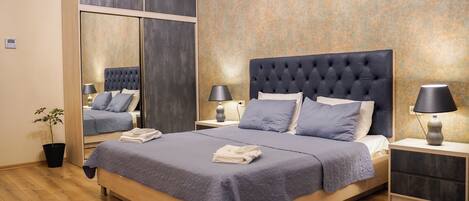 Design Suite | Premium bedding, pillowtop beds, in-room safe, desk
