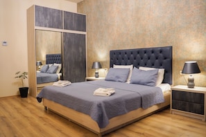 Design Suite | Premium bedding, pillowtop beds, in-room safe, desk - Hotel Griboedov (Tbilisi)