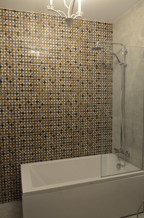 Design Suite | Bathroom | Shower, free toiletries, hair dryer, slippers