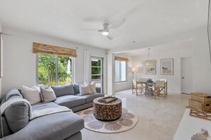 Een televisie en een open haard