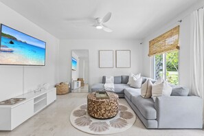 Een televisie en een open haard