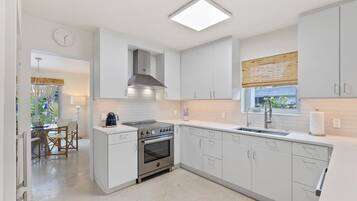 Microondas, horno, parrilla de estufa y lavavajillas