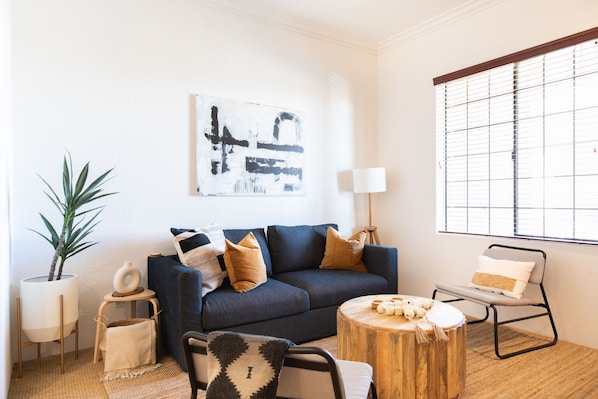 Smart TV, fireplace - Designer 1 bed  5 min to Old Town  Sleeps 4  4 pools and spas  Dogs welcome! (La Quinta)
