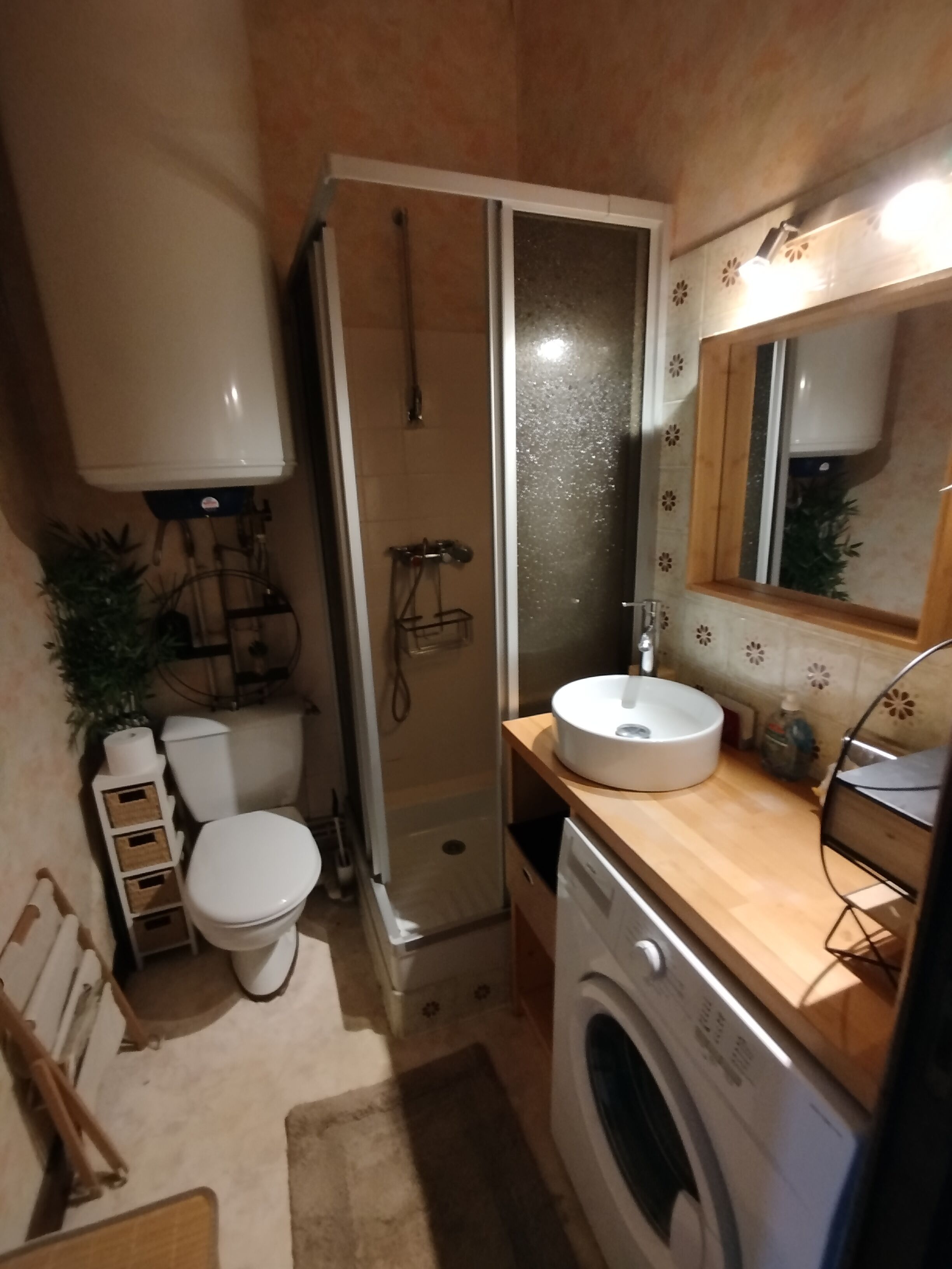 Een douche, een haardroger, handdoeken, toiletpapier