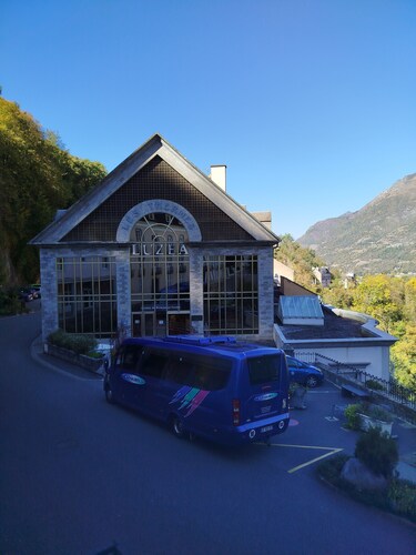 Opposite the spa and playground - 2-bedroom apartment - sleeps 4/6