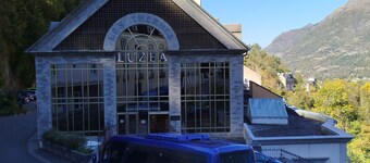 Opposite the spa and playground - 2-bedroom apartment - sleeps 4/6