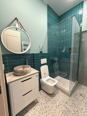 Chuveiro, secador de cabelo, toalhas de banho, sabonete