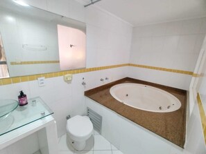 ジェットバス、タオル、トイレットペーパー