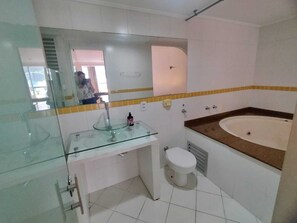 Jetted bath, towels, toilet paper