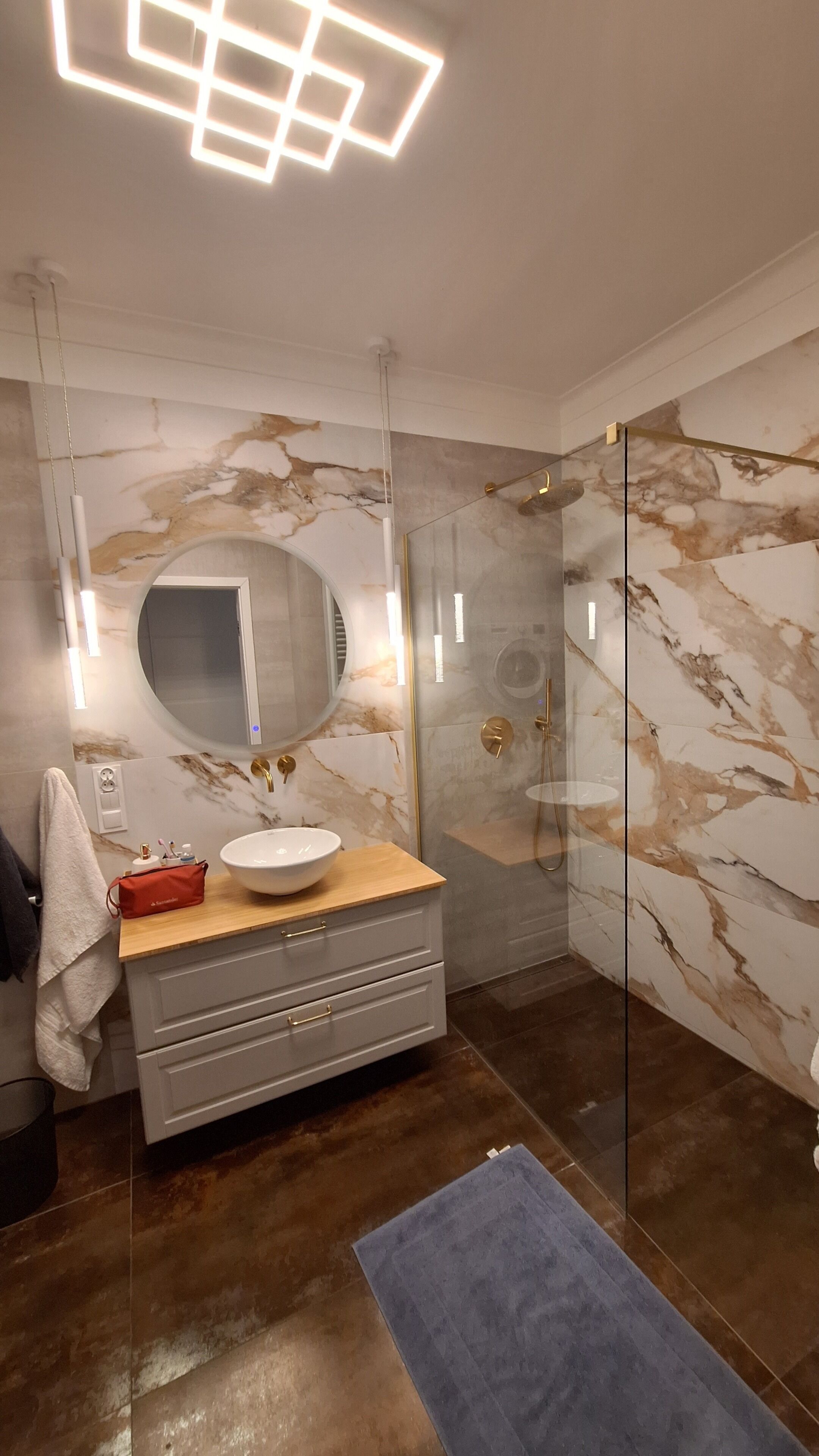 Dusj, hårføner, håndklær og såpe