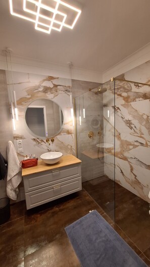 Douche, séchoir à cheveux, serviettes fournies, savon